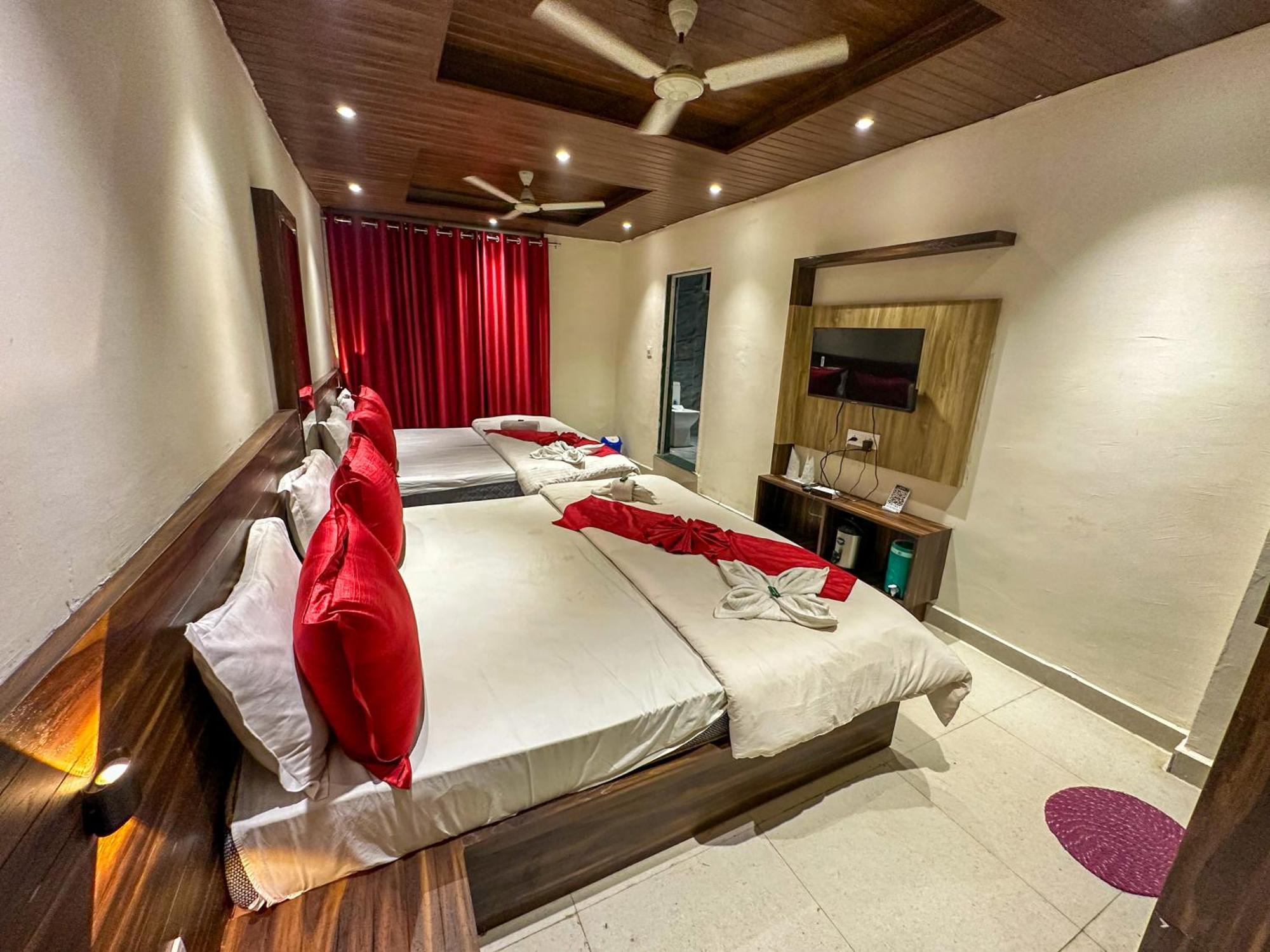 Hotel Payal & Restaurent Pachmarhi Exterior photo